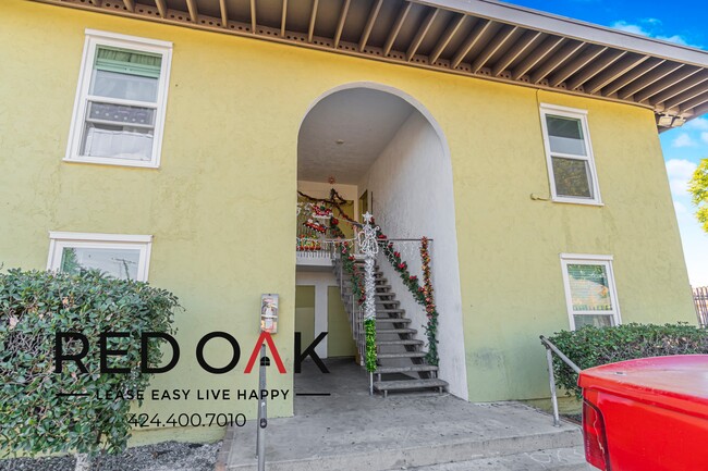 Building Photo - Beautiful and Bright One Bedroom with Spac...