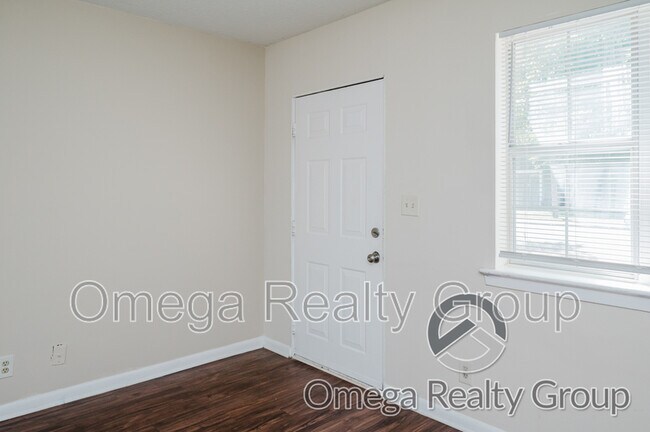 Building Photo - 600 S Broadway Ave