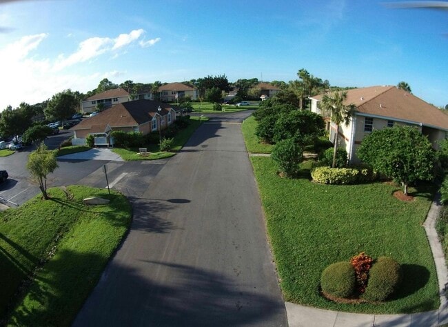 Building Photo - 1562 SE Royal Green Cir