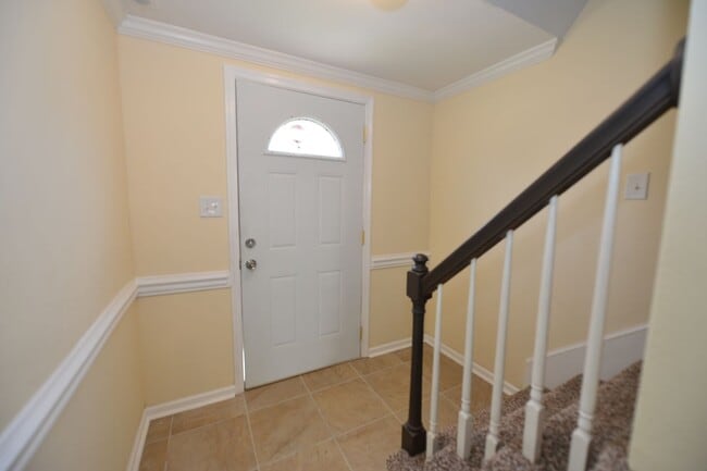 Building Photo - Great Neck!