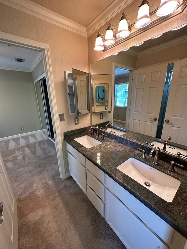 Building Photo - 3 Bed 2.5 Bath Townhouse W/ Garage