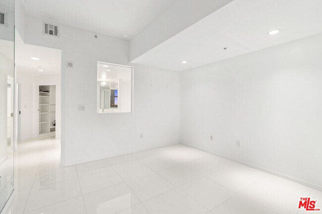 Building Photo - 13700 Marina Pointe Dr