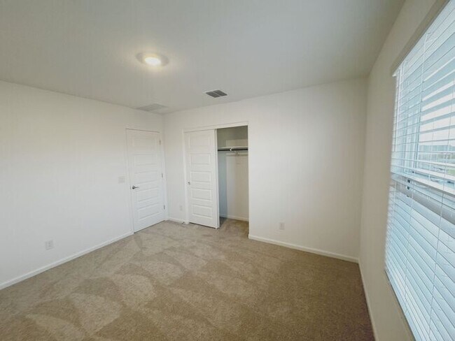 Building Photo - NEW 5 BEDROOM 3 BATHROOM HOME AVILABLE FOR RENT!