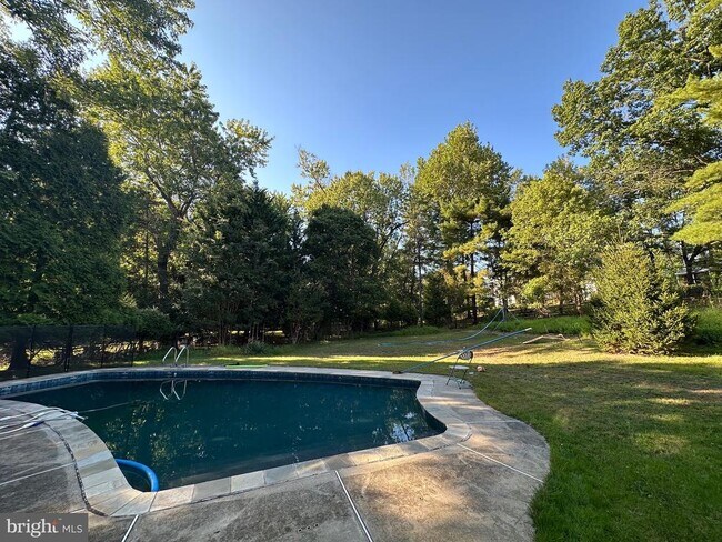 Building Photo - 5 Charen Ct