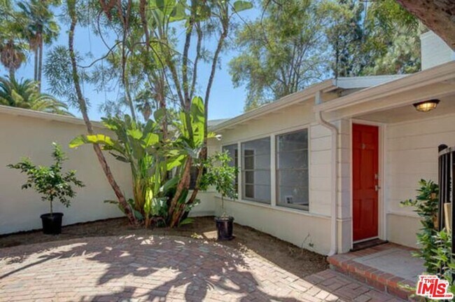 Building Photo - 2117 Alcyona Dr