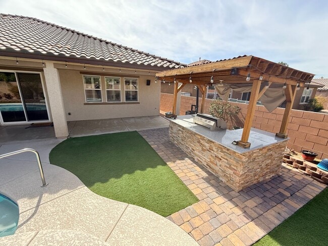 Building Photo - 1 Story 4Bed Pool Built in BBQ