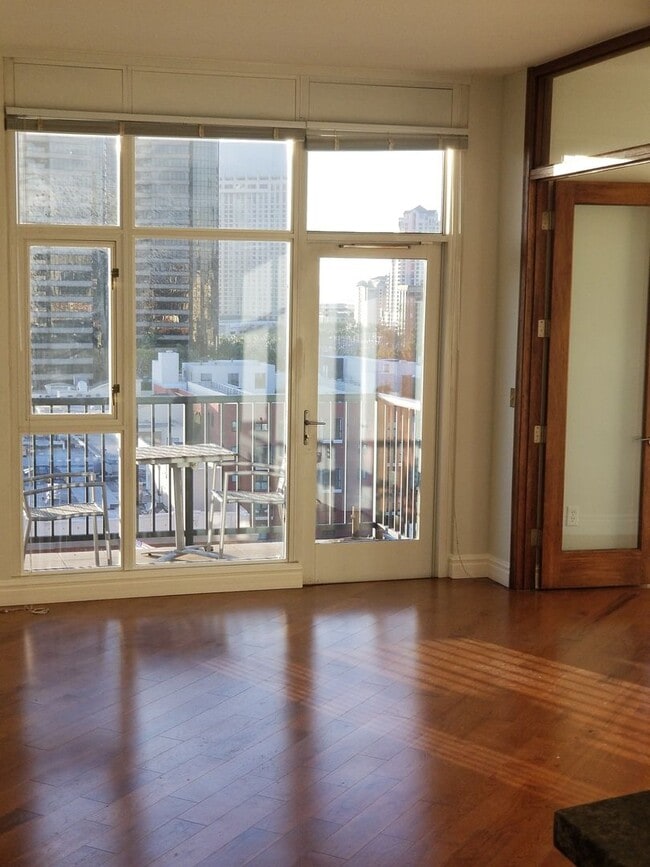 Building Photo - Downtown  1-Bed plus Loft 1bath 1 parking - Steps to Petco Park