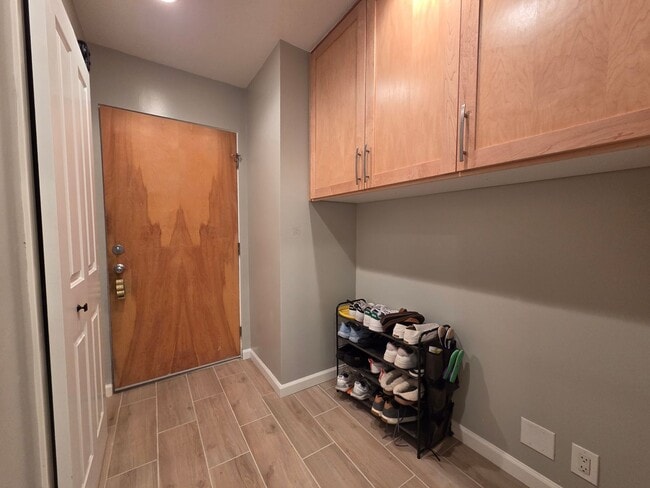 Building Photo - 2 Bedroom 2.5 Bath Town House in West Ventura