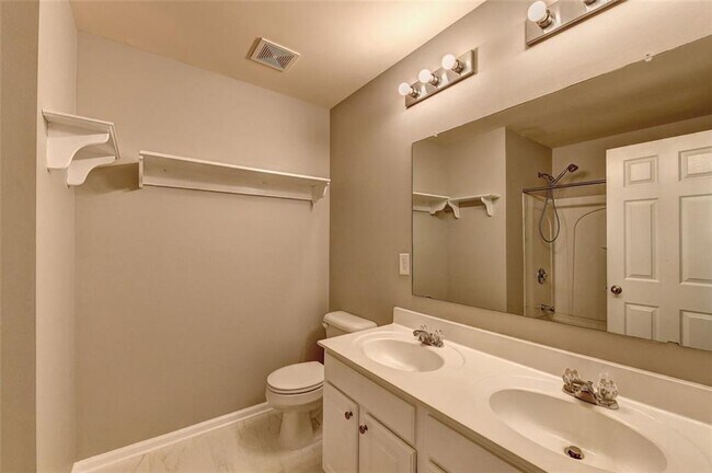 Building Photo - 3070 Centerglen Ln