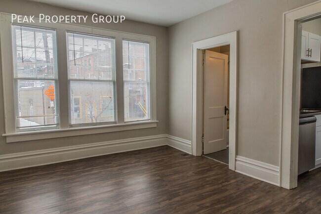 Building Photo - Available Now! Located in the Short North!...