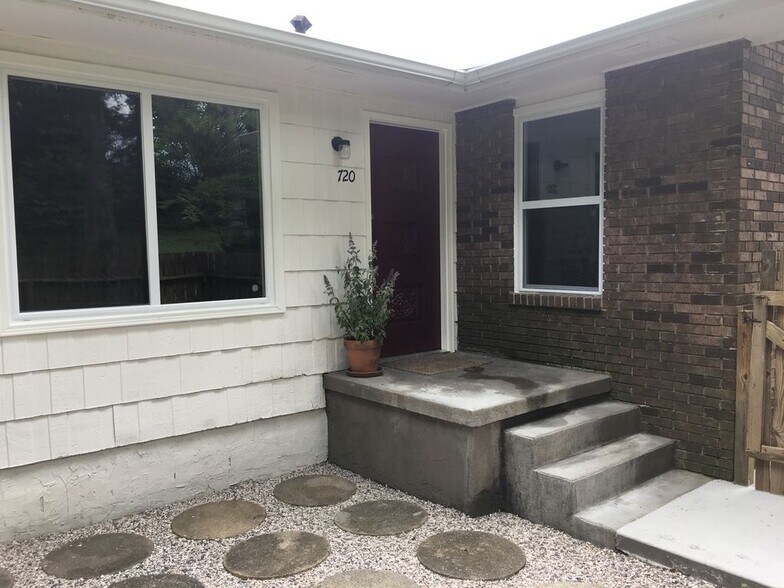 Entry to 720 Shadycrest Drive - Back Unit of Duplex - Private - 720 Shadycrest Dr