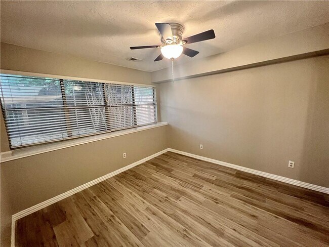 Building Photo - 5305 Summer Cir