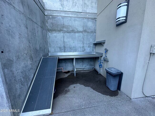 Building Photo - 200 W Portland St