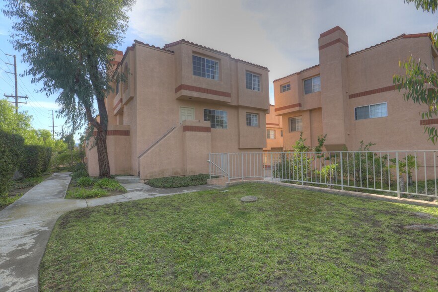 Building Photo - 3101 Plaza del Amo