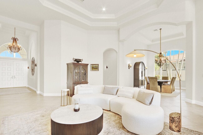 Building Photo - 528 Les Jardin Dr