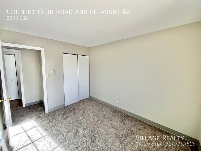 Building Photo - 605 Country Club Rd