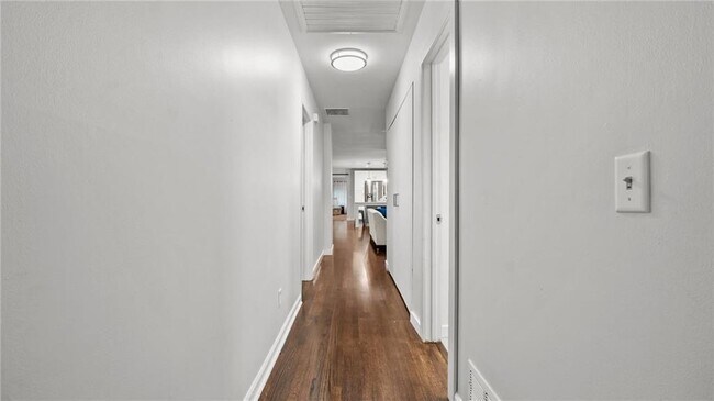 Building Photo - 204 Cold Creek Dr