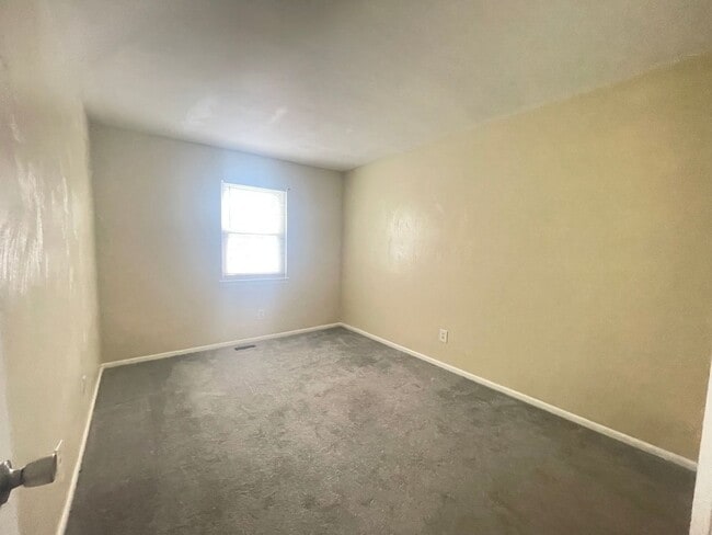 Building Photo - The Perfect 3 Bed, 1.5 Bath Cozy Townhouse