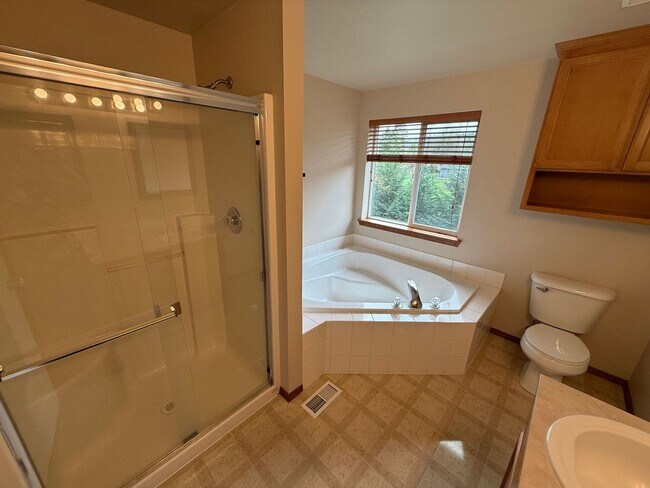 Building Photo - Beautiful 4 Bedroom in the Hidden Lake Community!