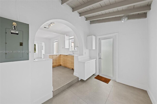 Building Photo - 565 NW 44th St