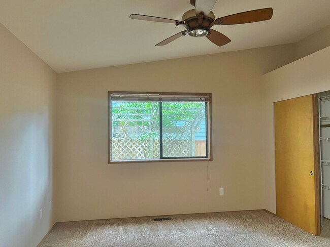 Building Photo - Charming Rambler 3-Bed/2-Bath Available Now!