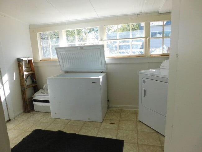 Building Photo - WALKING DISTANCE TO ST MARY'S