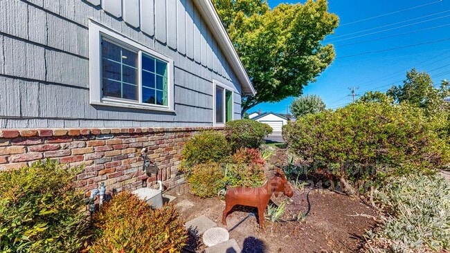 Building Photo - 1827 Creekside Rd