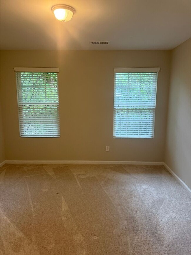 Building Photo - Charming 3-bedroom, 2-bath home located in...