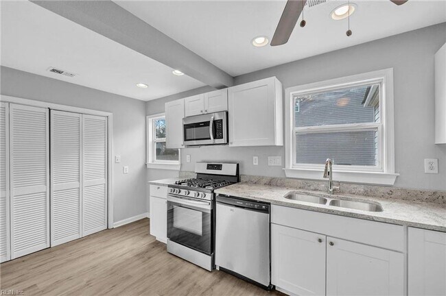 Building Photo - Charming & Fully Updated 4-Bedroom Home – ...