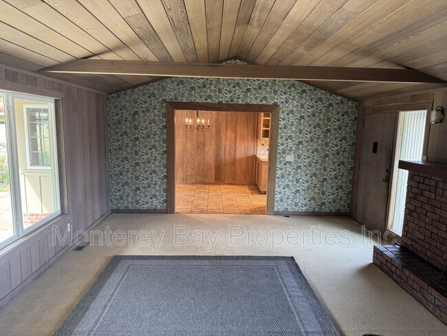 Building Photo - 711 Riverview Dr