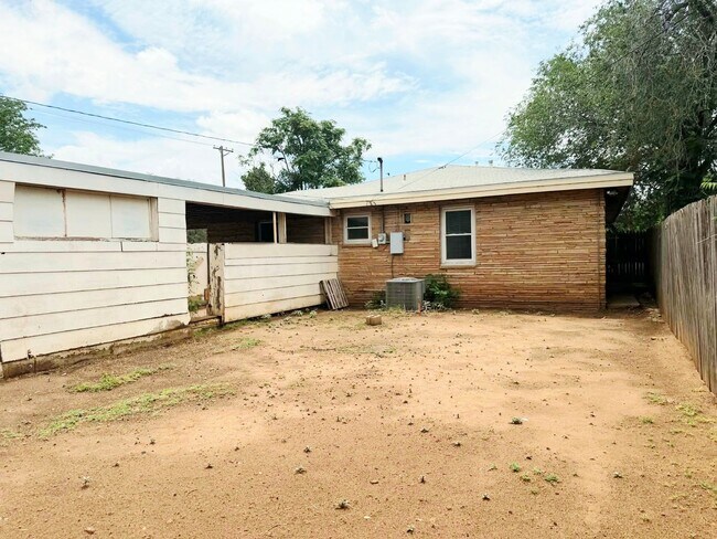 Building Photo - Adorable, Unique, and Roomy 3/2 Close to Tech! Move in Special Half off First Month!