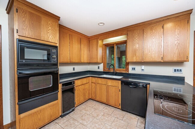 Building Photo - Exceptional Contemporary Features Privacy and a Scenic Back Yard.