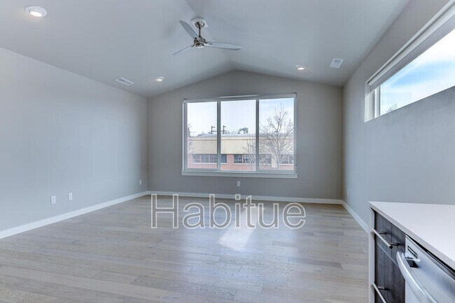 Building Photo - 1639 W Idaho St