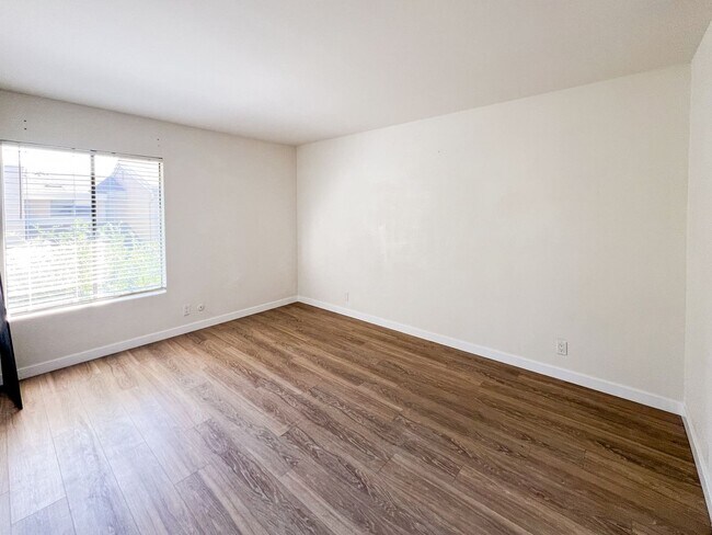 Building Photo - Beautifully Updated 3 Bed, 2.5 Bath La Jolla Townhome – Bright, Spacious, & Perfectly Located!