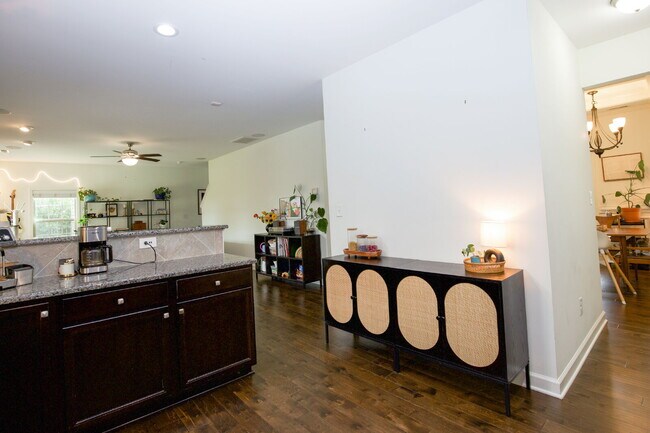 Building Photo - "Charming 3-Bed Home with Granite Elegance on Nessee Street, Fayetteville!"