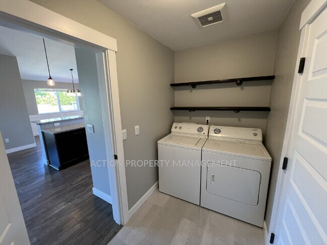Building Photo - 3 bed 2 bath home in Sequim, close to everything