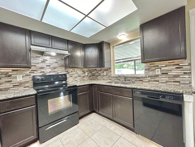 Building Photo - Stylishly upgraded 4Bedrooms/2Baths home in the heart of Winter Springs!