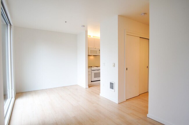 Building Photo - Check Out These Specials! Buckman 2nd Floor Urban 1 Bdr with D/W & Washer/Dryer!