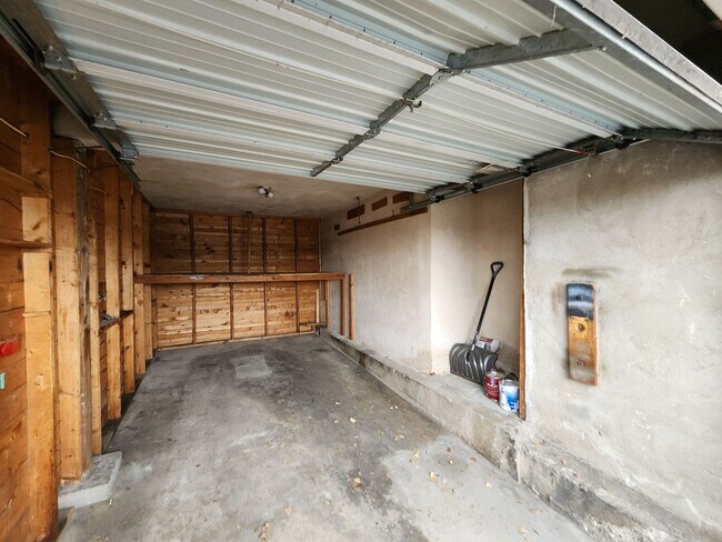 Building Photo - 3Spro2300 (Duplex)