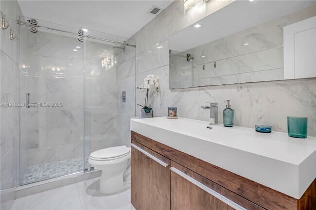 Building Photo - 500 Bayview Dr