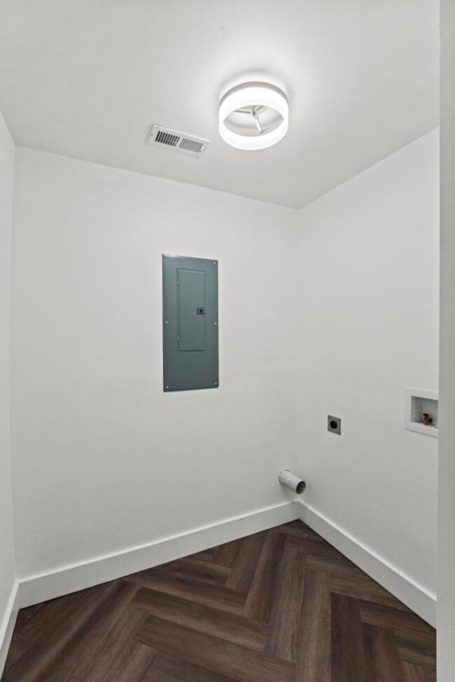 Building Photo - Completely Remodeled 2BR/1.5BA Townhome – City Convenience!