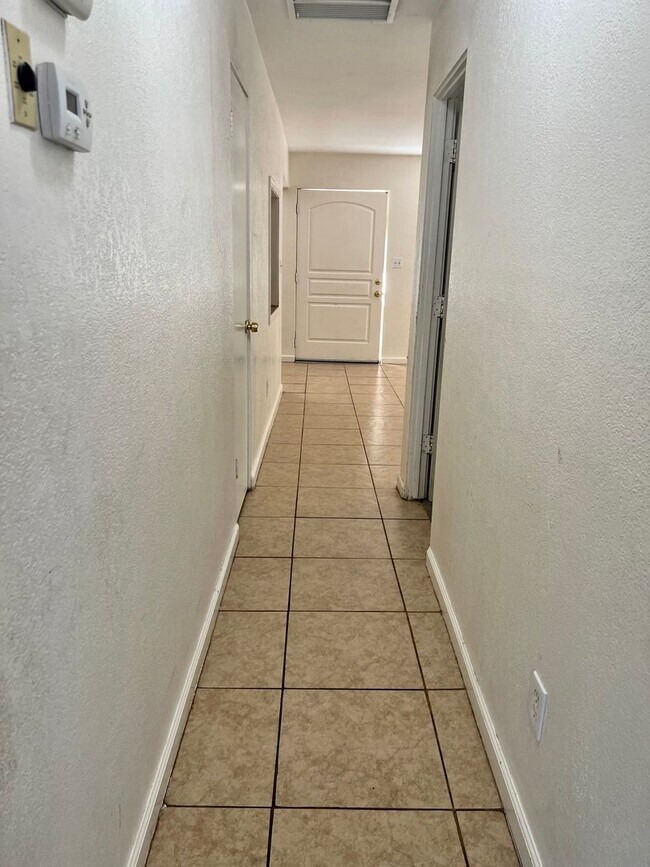 Building Photo - 5 Bedroom 2 Bath - Close to 29 Palms Marin...