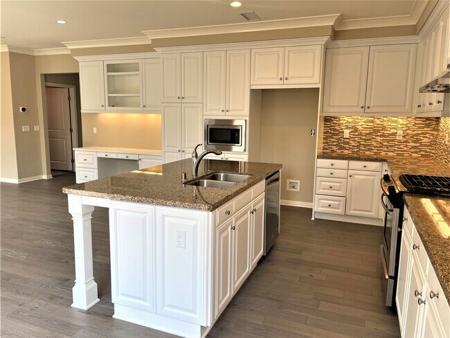 Building Photo - Gorgeous 3 bedroom home In the heart of Ir...