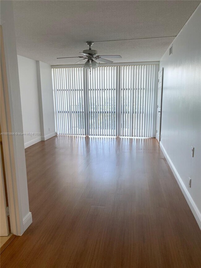 Building Photo - 1000 Parkview Dr