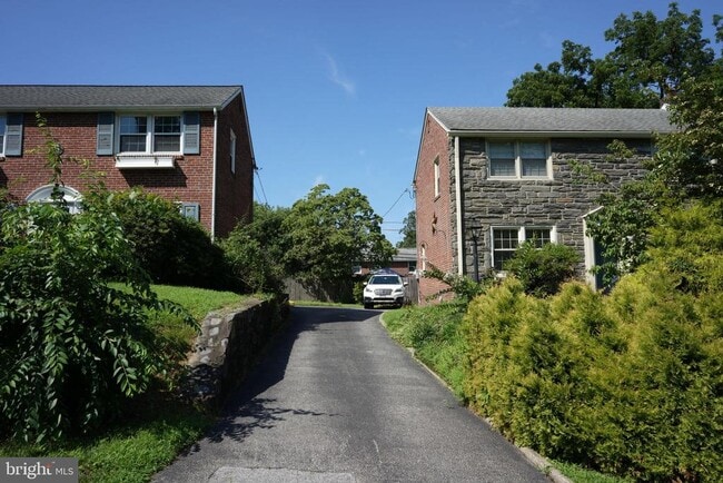 Building Photo - 252 Crosshill Rd