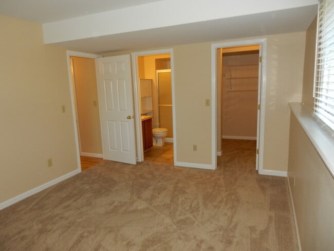 Building Photo - Charming 2 bed/ 2 bath condominium located in Gunbarrel's Hunter Creek. Next to beautiful park!