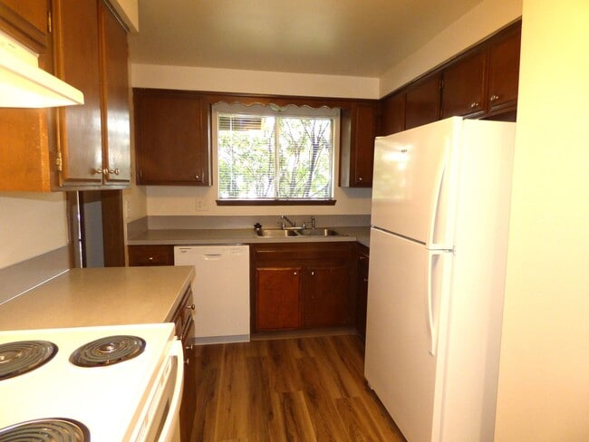 Building Photo - Rent Special: FREE June's Rent!!
