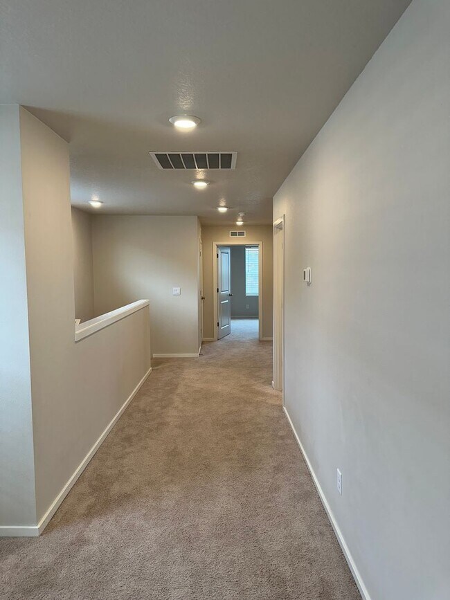 Building Photo - 4 bedroom 2.5 bathroom home!