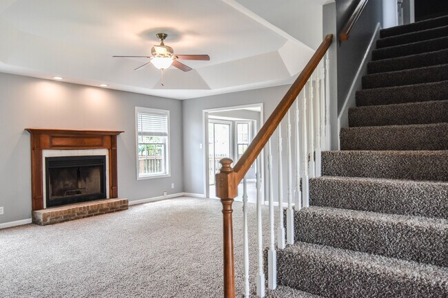 Building Photo - Pet Friendly Three Bedroom!