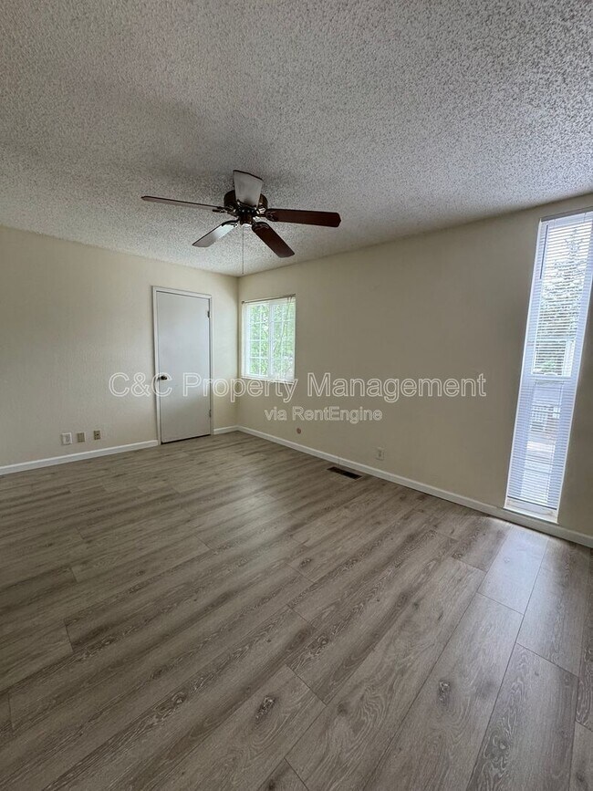 Building Photo - 1221 Pine Creek Wy